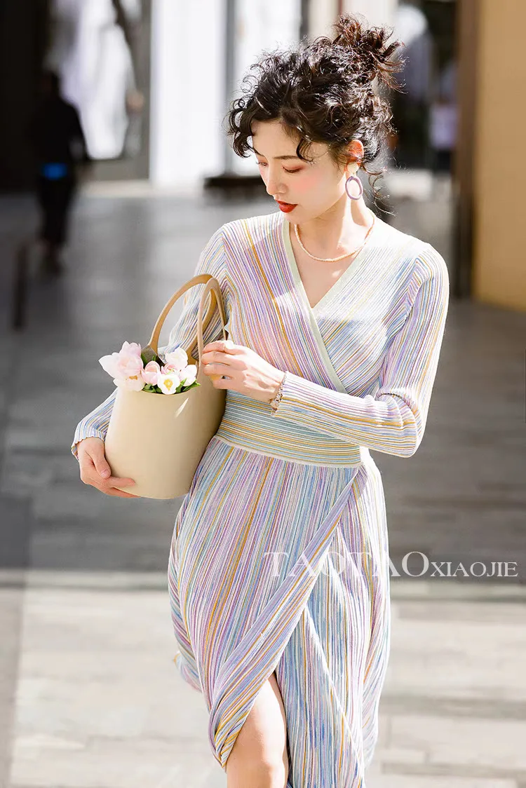 Pastellfarbenes Regenbogen-Gestreiftes Geripptes Strickkleid mit Überschnitt-V-Ausschnitt und Taillenbetonung, Dehnbares Wickelkleid, Romantisch-Chic, Trendig für Alltag und Dates – Detail 2