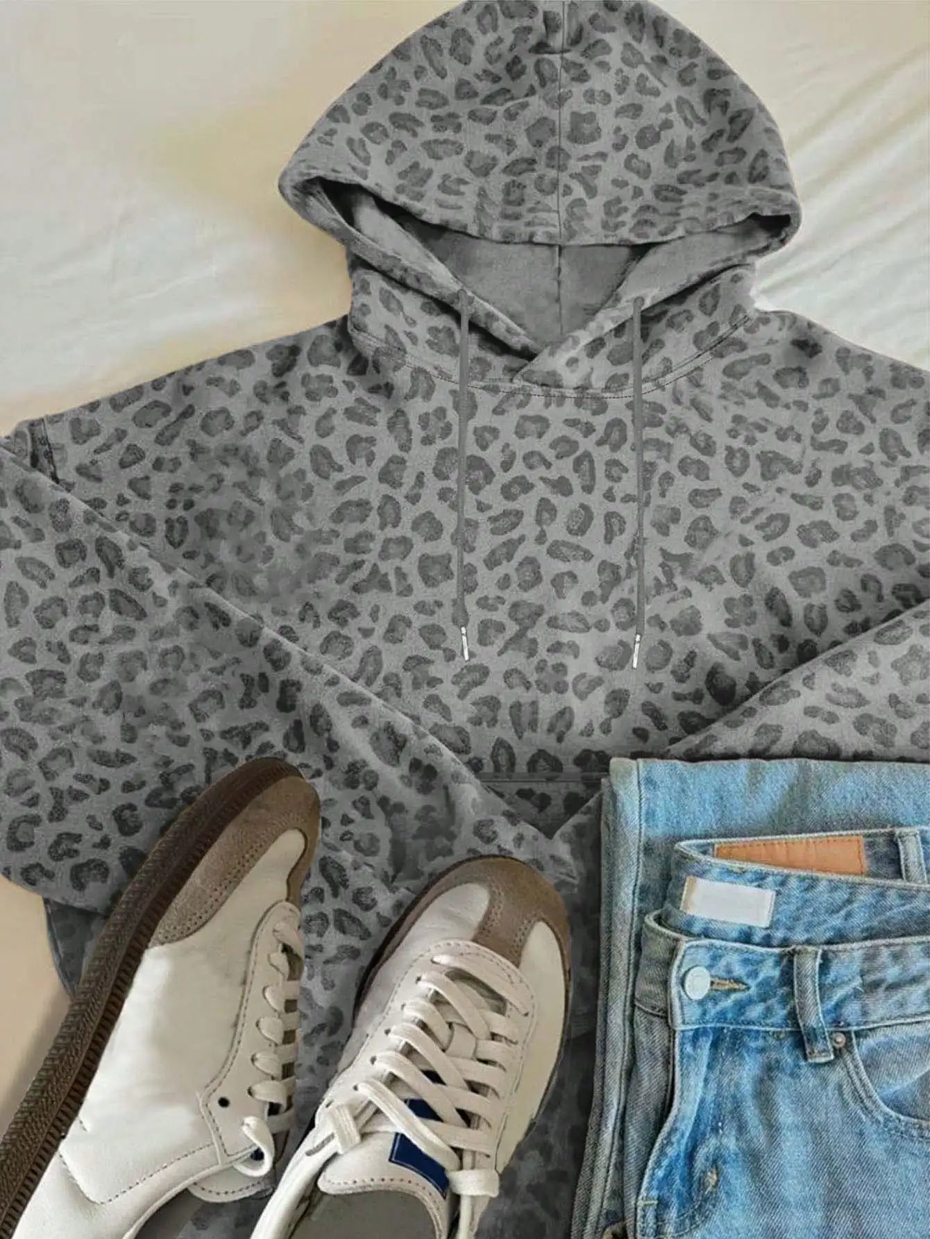 Moletom feminino com capuz com estampa de leopardo cinza, ajuste solto casual com capuz com cordão