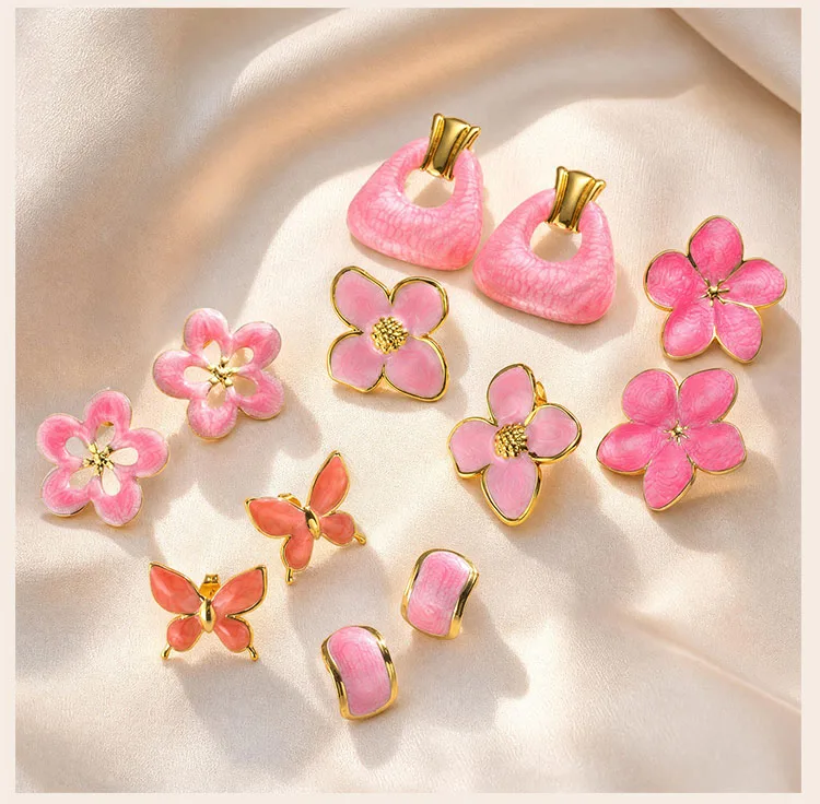 Sortiment an rosa Harzohrringen, goldfarbene Edelstahl-Blumen-, Schmetterlings- und geometrische Modelle für den Ladenkauf – Detail 5