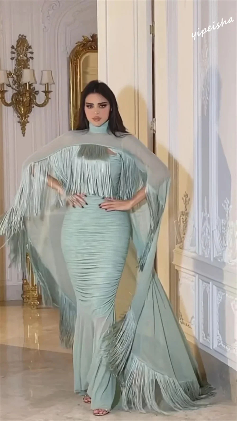 Abiti da cerimonia lunghi fino al pavimento a sirena con colletto alto squisiti personalizzati in chiffon con nappe Abiti da spettacolo personalizzati dell'Arabia Saudita da donna