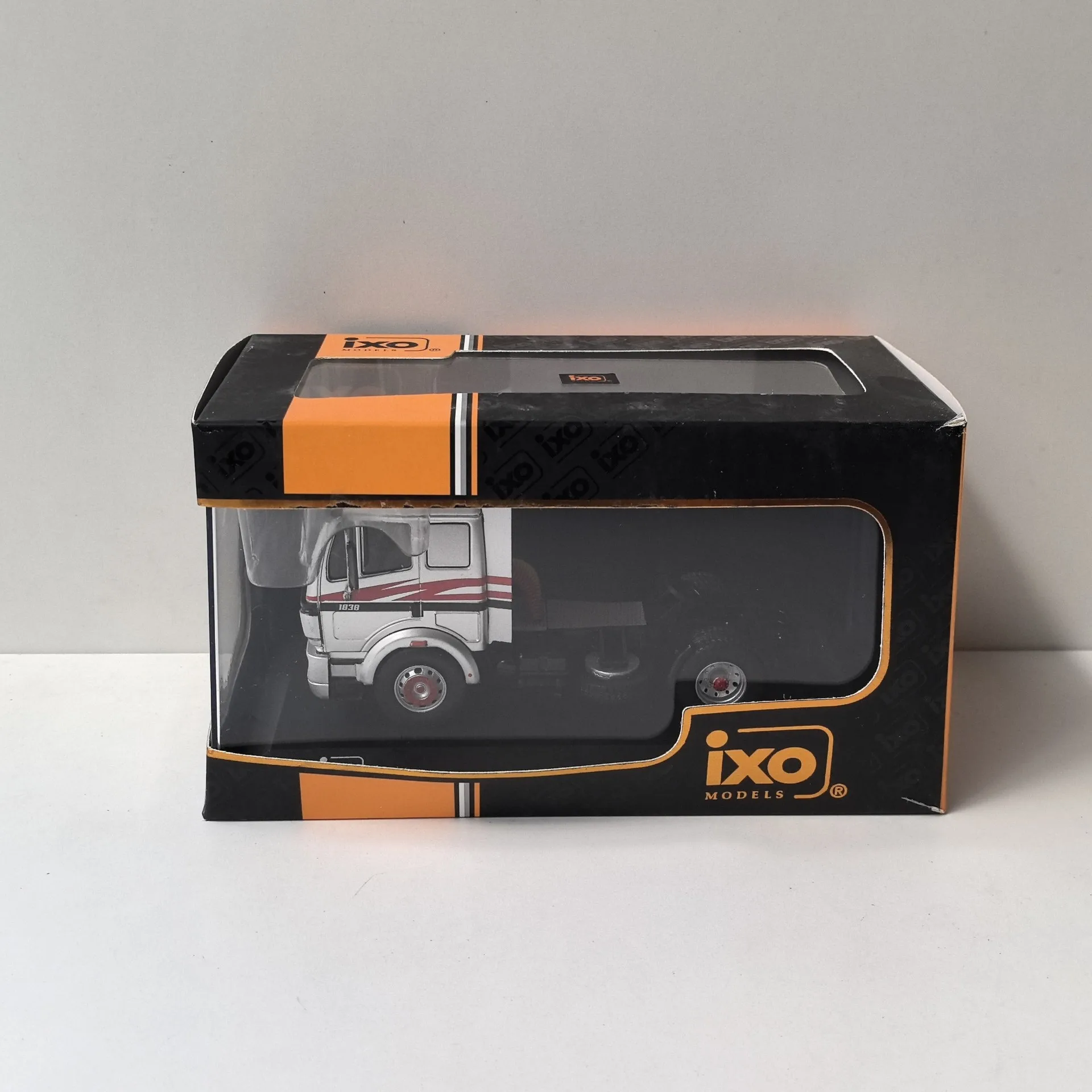 

Diecast IXO 1/43 Scale BENZ 1838 SKII 1994 Alloy Car Model Collectible Toy Gift Souvenir Display Ornament