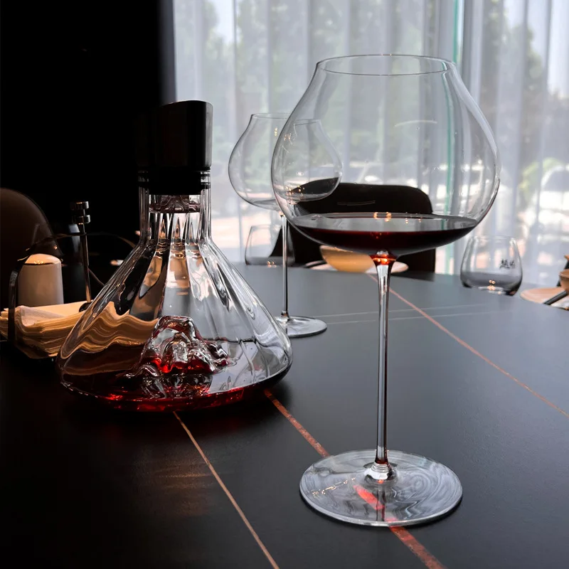 Withered Minimalist Burgundy red wine glass, artificially blown crystal glass wine glass, restaurant high aesthetic large belly