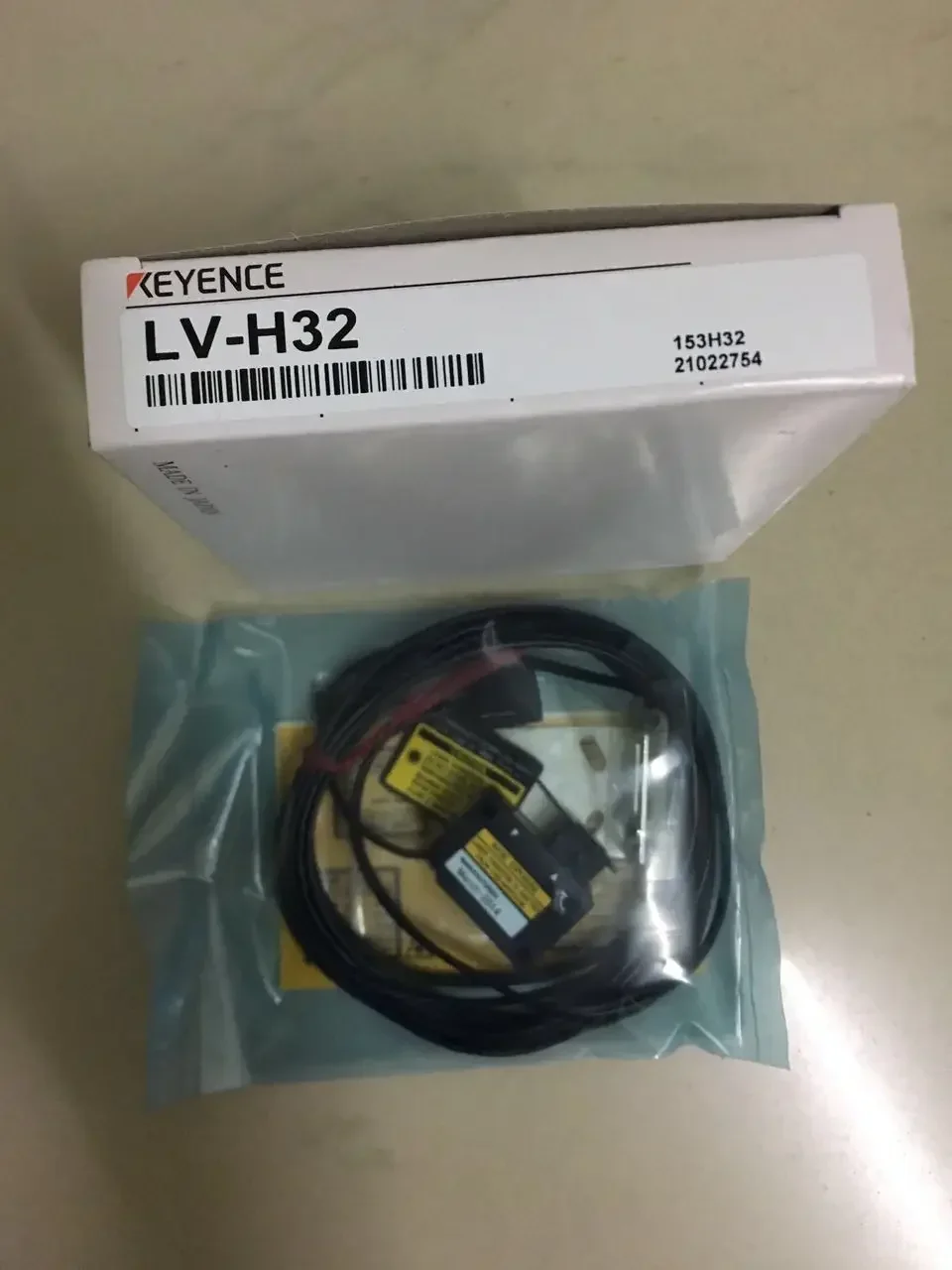 

Special offer Japan's new original KEYENCE sensor: LV-21A