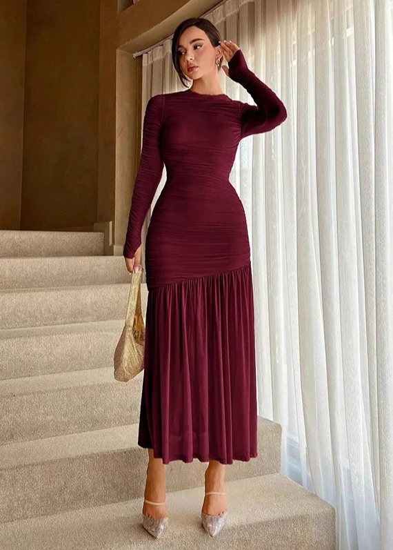 유럽과 미국 여성들의 세련된 기품을 담은 우아한 레이스 주름 라운드넥 단색 원피스