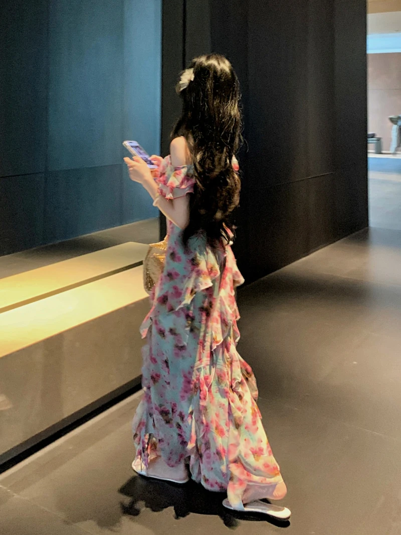 ReddaChic Unregelmäßiges Rüschen Flowy Blumenkleid Damen Spaghettiträger Kalte Schulter Split Maxi Langes Kleid Cocktail Sommerkleidung