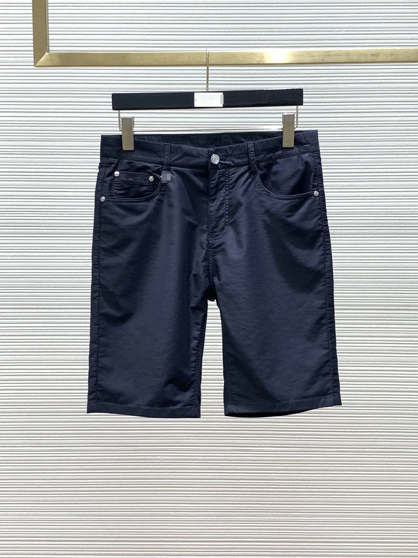 

BILLIONAIRE SIJITONGDAHigh-end fashion sense, the denim shorts are made of a very special fabric, blended with ultra-fine imitat