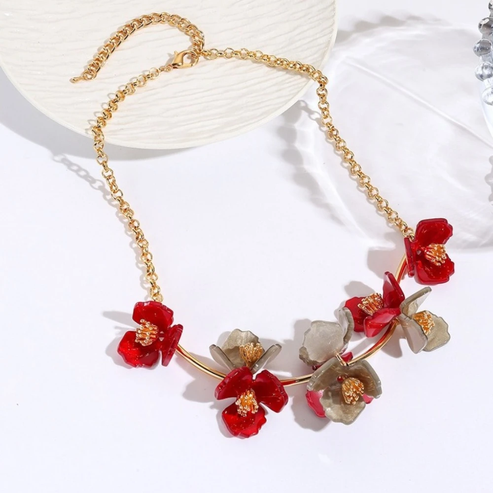 Unregelmäßige Geometrie Blume Halsketten Acryl Frauen Licht Luxus Personalisierte High-end-Gefühlen Vielseitige Halskette Charme Schmuck