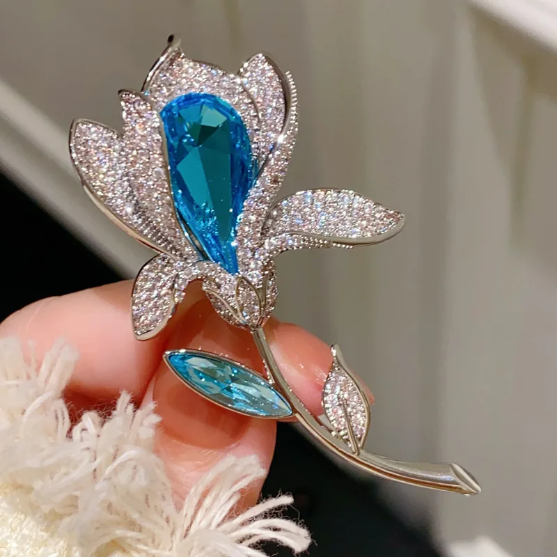 

Изысканная и элегантная французская брошь-тюльпан с микроинкрустацией цирконами, высококачественный аксессуар из небесно-голубого хрусталя K9, булавка для костюма