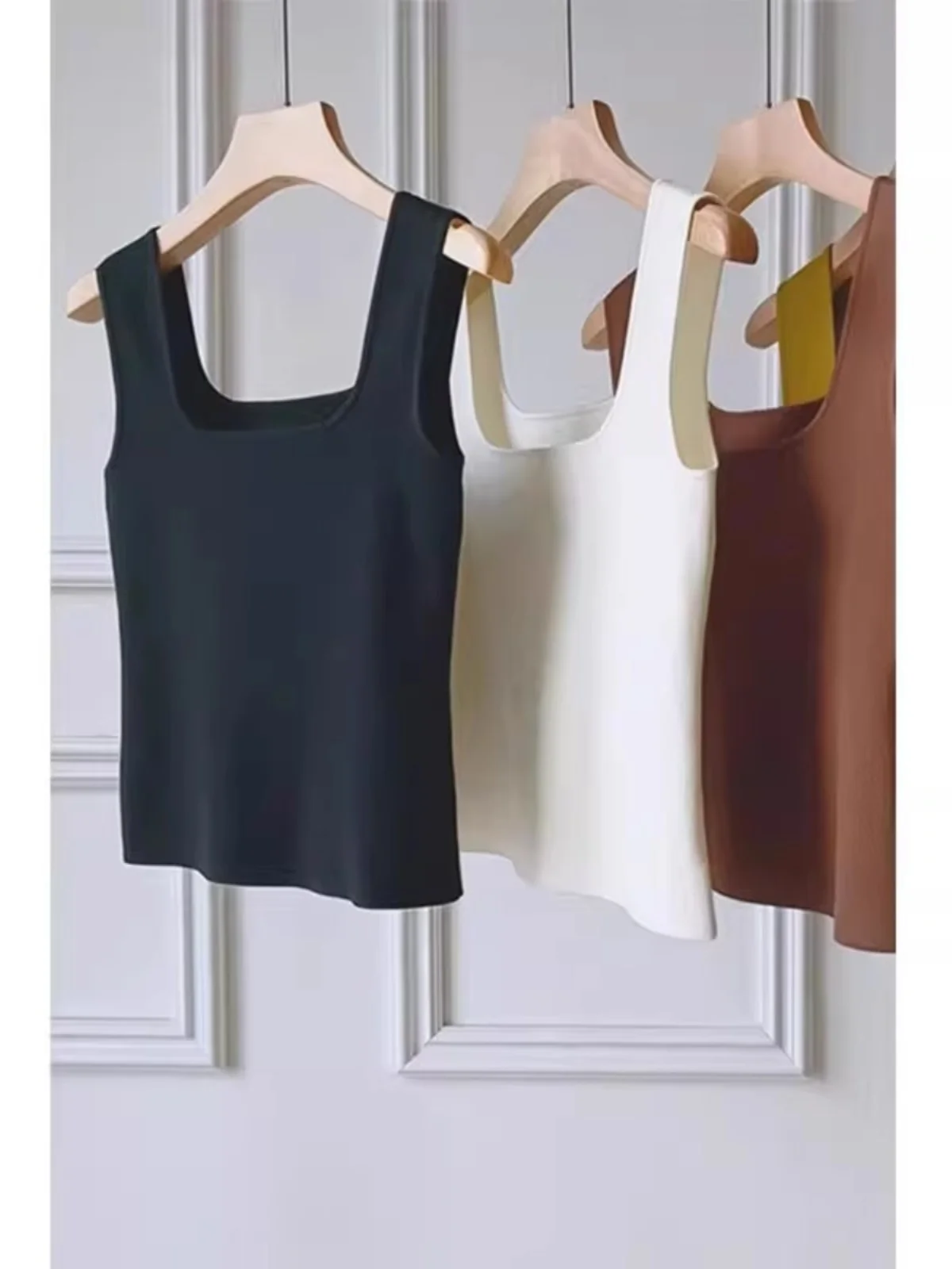 Biała dzianinowa bluzka na ramiączkach z jedwabiu lodowego, damska, letnia, bazowa, wyszczuplająca, do pracy, top, odzież wierzchnia, dopasowany krój, pojedynczy element.