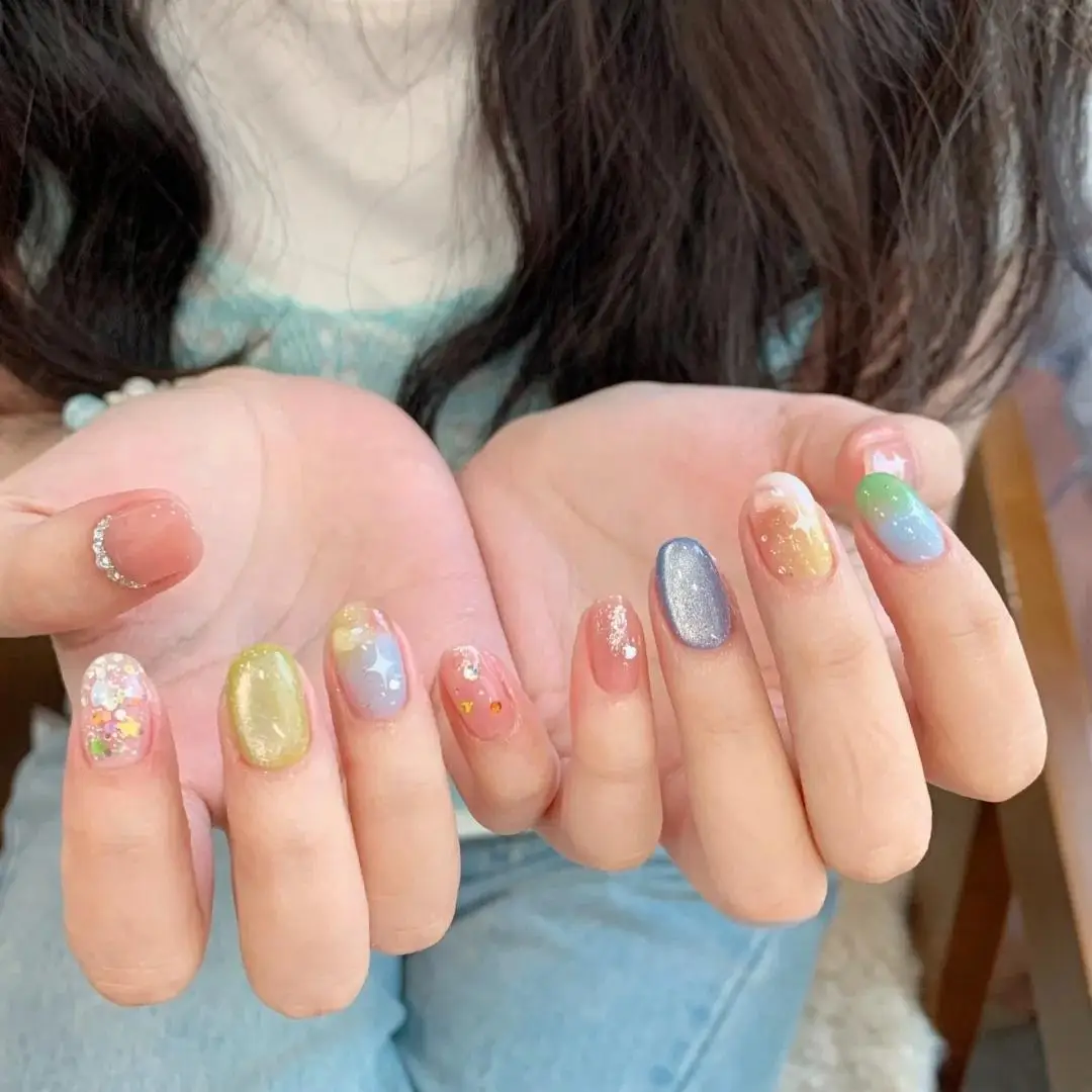 

10pcs Rhinestone Stick on Nail Art Colorful Short Round Handmade False Nails Tips Cat's Eye Fake Nail Reusable Press on Nails