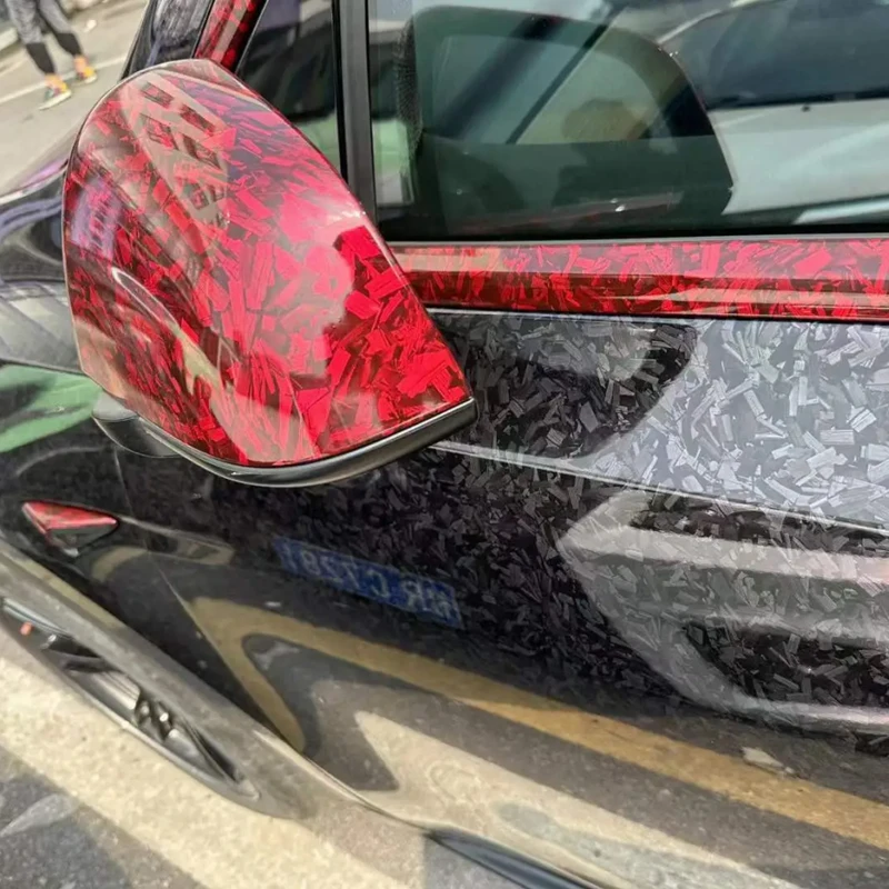 قسط PET عالية اللمعان الأحمر مزورة ألياف الكربون الفينيل التفاف الفيلم لفة الهواء الإصدار ذاتية اللصق ملصق لاصق لامع ورائع سيارة التفاف احباط