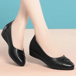 Zapatos de tacón de cuña ligeros para mujer, calzado plano de fondo suave de cuero negro, informal, a la moda, primavera y otoño