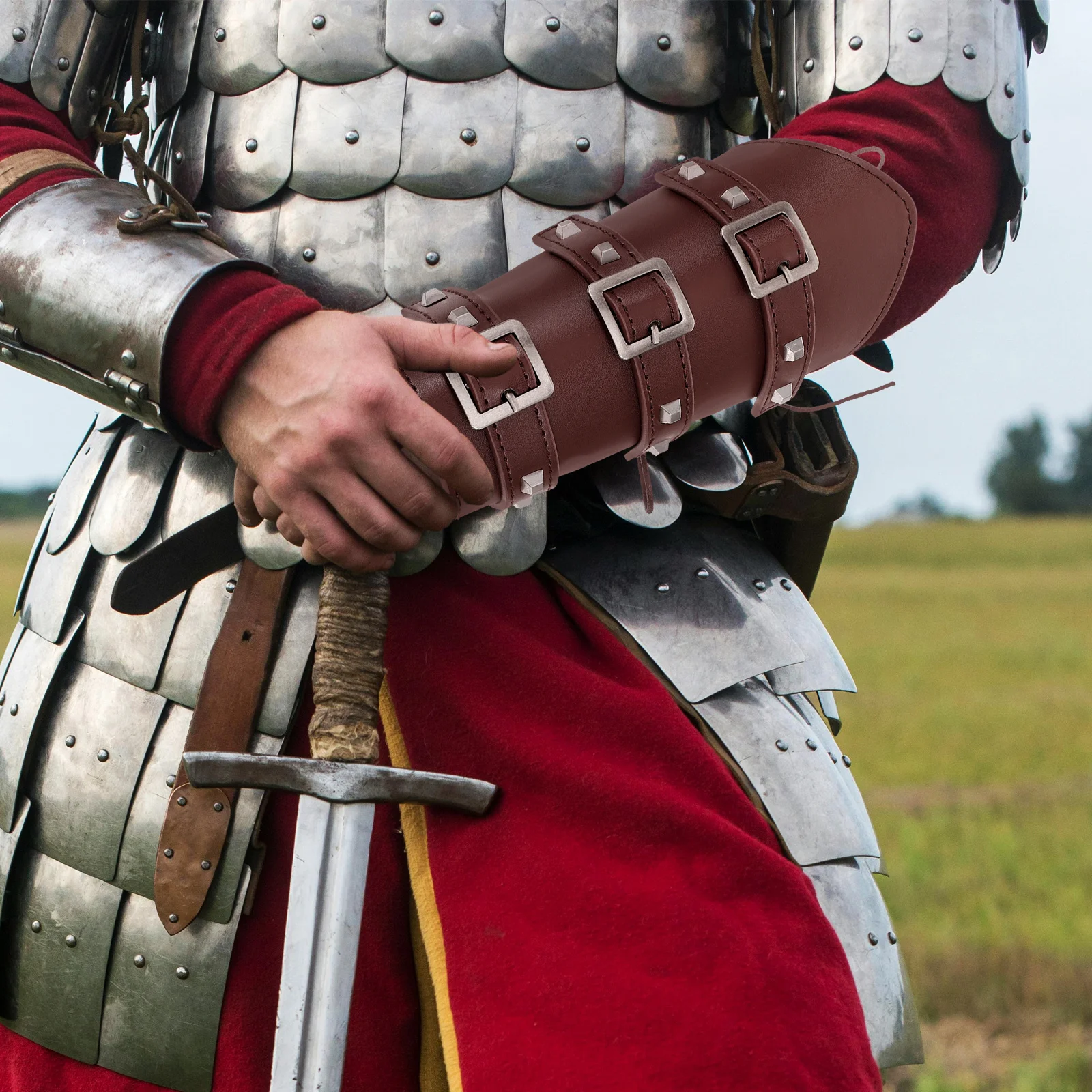 

Medieval Arm Guard Retro Wristband Bracer Artificial Halloween Cosplay Accessory Punk Style Charm Medieval Wristband