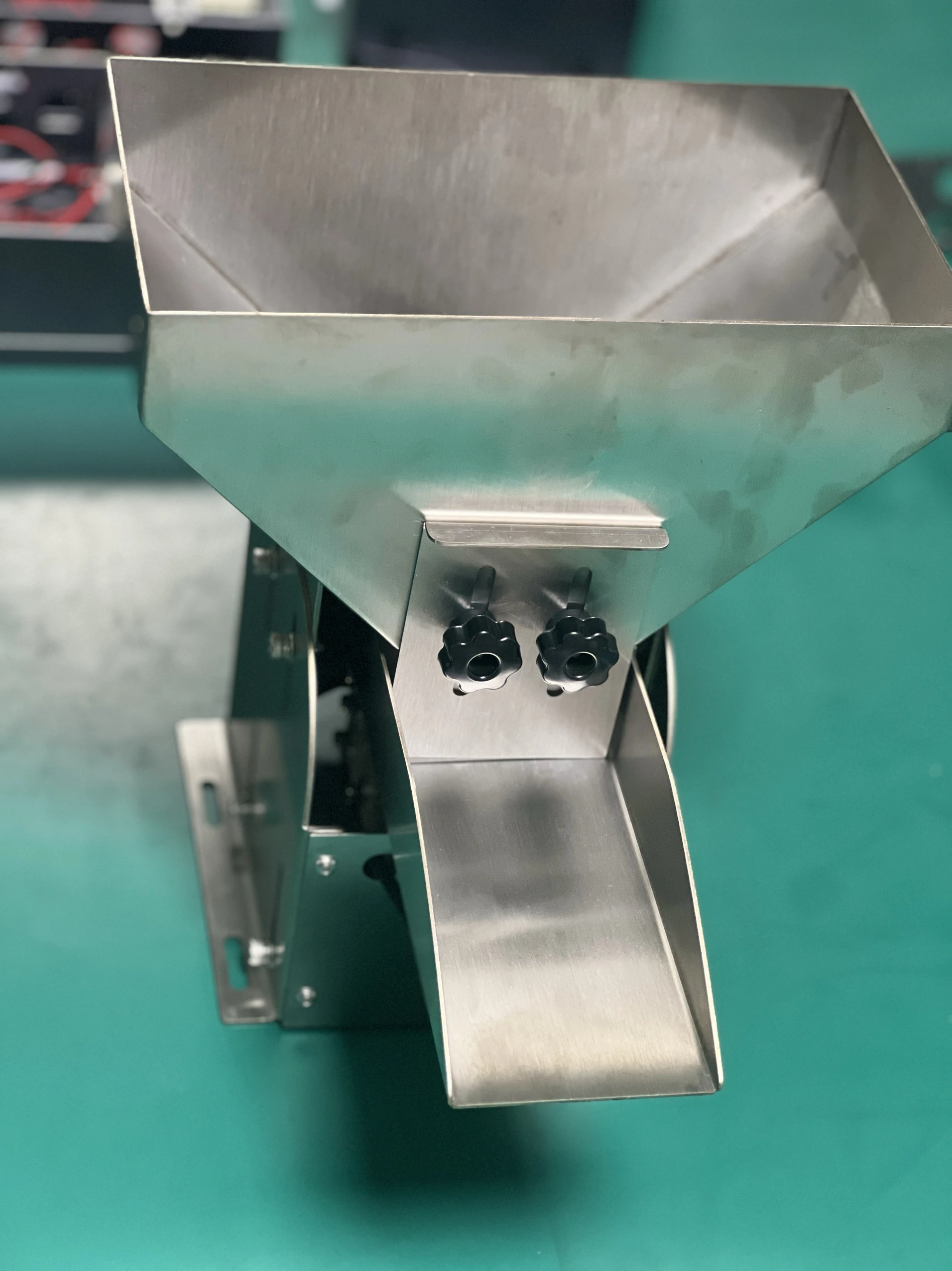 

Flexible vibration plate feeder vibration storage bin dedicated to feeding