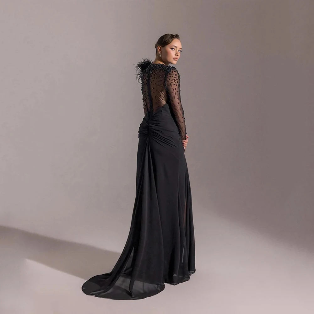Aangepaste mode chiffon plooi kralen veren a-lijn hoge kraag lange jurken op maat gemaakte gelegenheidsjurken prachtige moderne stijl