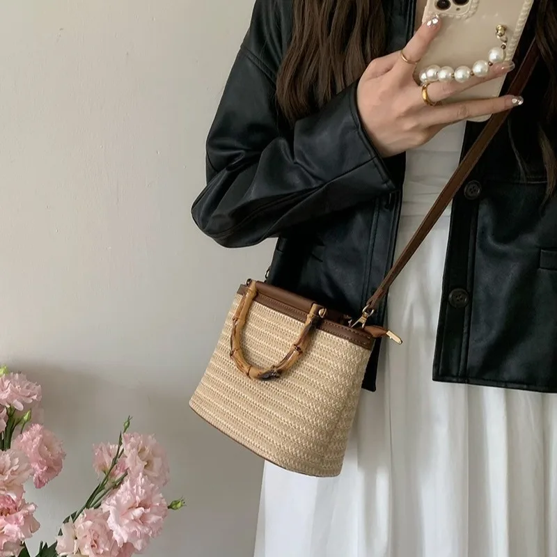 Women Straw Crossbody Bags Fashion Handwoven Bamboo Handle Bucket Bags Female Handbags Summer Shoulder Bags Holiday Beach Bags