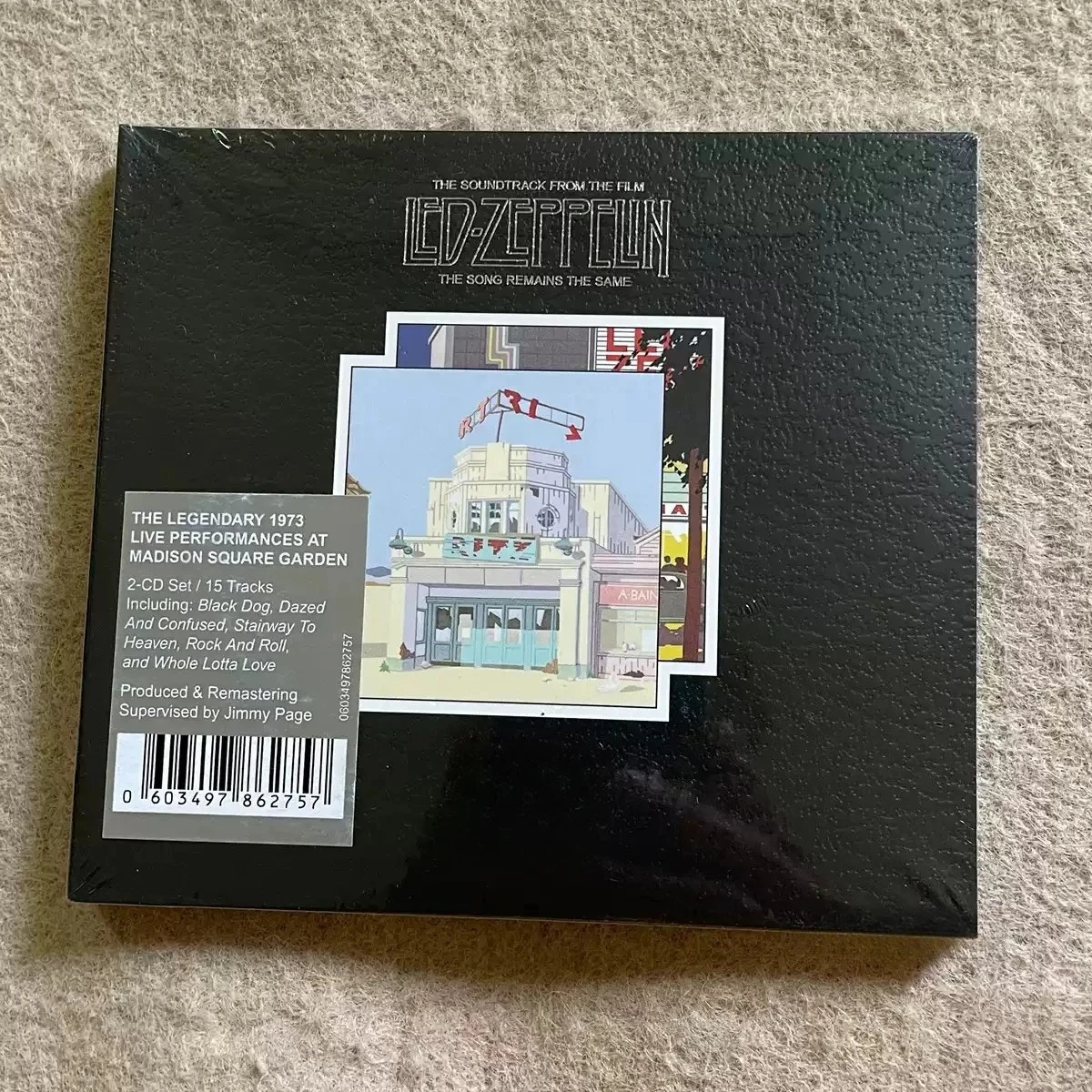 CD de musique rock classique occidental en direct, couverture illustrant un bâtiment rétro, collection d'extraits de rock épique et atmosphérique