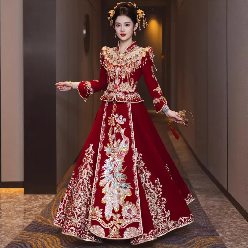 

The new style of wedding dress for brides is fitted with a neckline and cut-out design