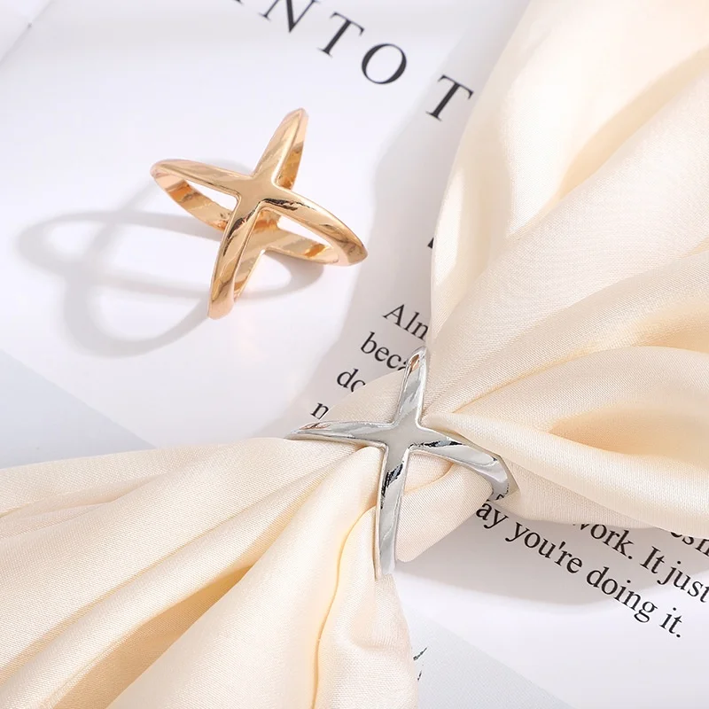 Рисунок 2 - Модные металлические броши с крестом