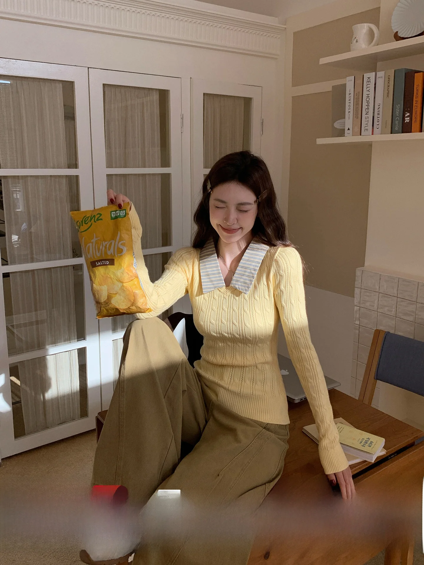 

Женский свитер Morning Bloom Yellow с V-образным вырезом, имитация двухслойности, с воротником-стойкой, корейский стиль, повседневный крой