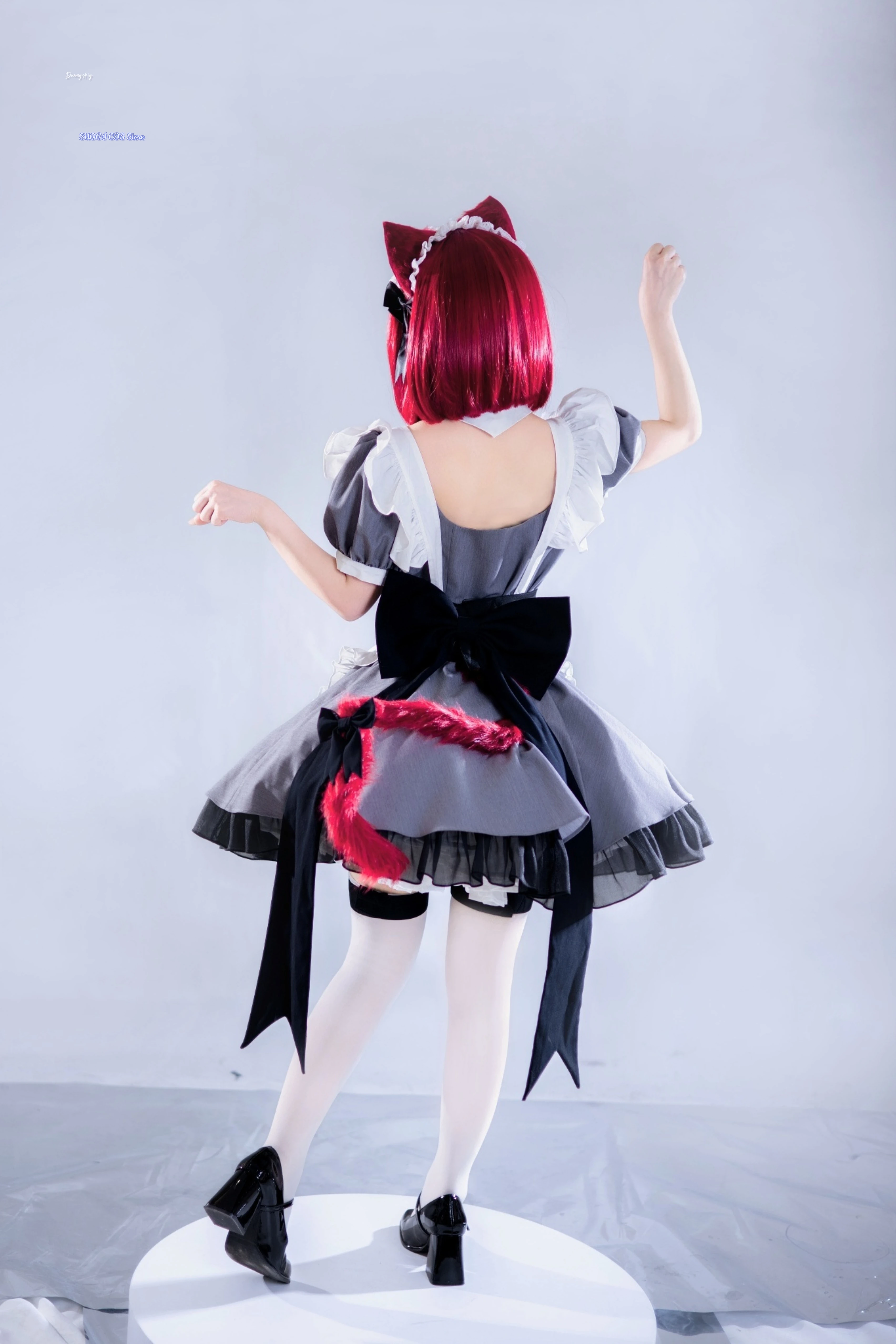 Oshi no KoMem-Cho Arima Kana Maid Ver. مجموعة ملابس خادمة القطة الأنيمي مع شعر مستعار بذيل الأذن لعيد الهالوين/الحفلة على الطراز الوردي اللطيف