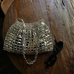 Nieuwe retro metalen zilveren kleine handtas holle handgeweven kralen luxe ƩƩn schouder voor dames