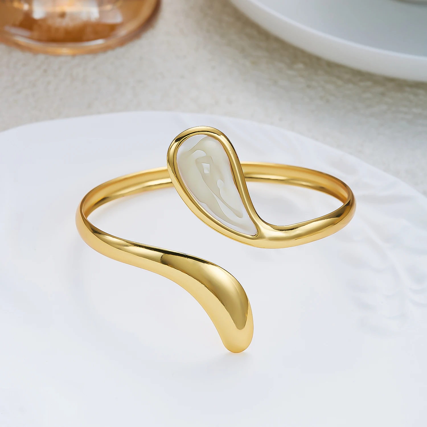 Elegantes CZ Geometrisches Edelstahl-Armreif für Damen, Zierliches Emaille-Hohlarmband, Unregelmäßiger Offener Armreif, Party- und Alltagsschmuck, Geschenk – Detail 8