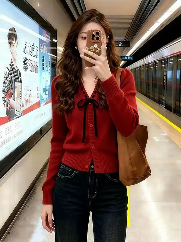 

Корейский вязаный кардиган с красным бантом, женский осенне-зимний вязаный жакет с V-образным вырезом и имитацией меха медведя, модный дизайн