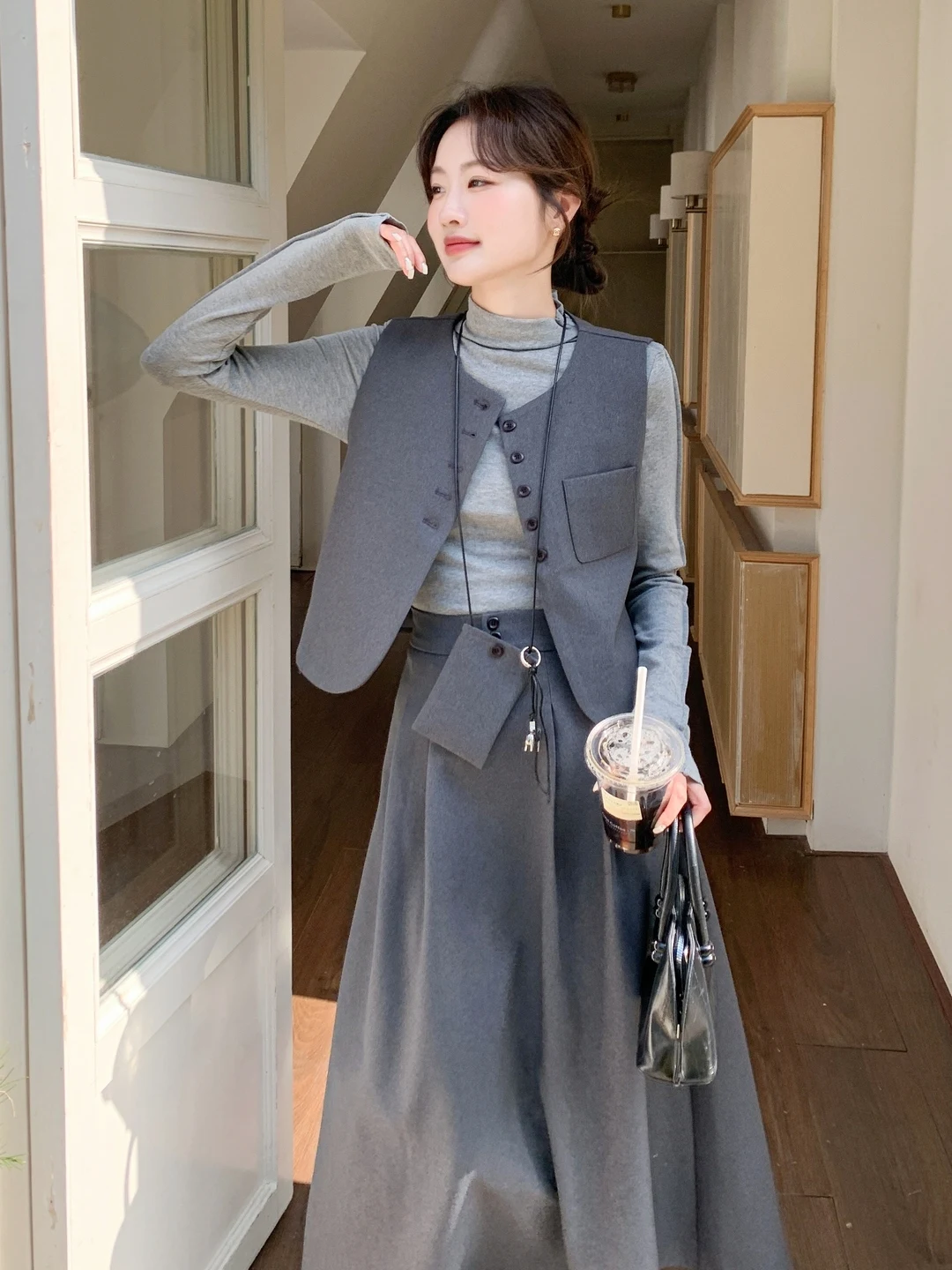 

Серый комплект из трех предметов: топ-жилет с круглым вырезом, юбка и брюки. Женский модный весенне-осенний комплект. Классический шикарный базовый комплект.