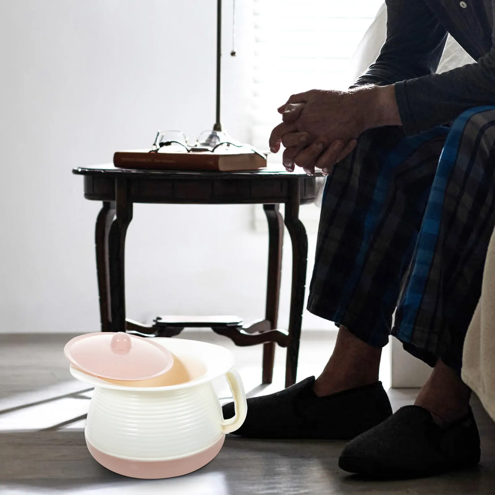 

High Quality Stain Resistant Plastic Urinal Pot with Tight Seal Lid Handheld Portable Chamber Pot for Home Hospital Car Camping