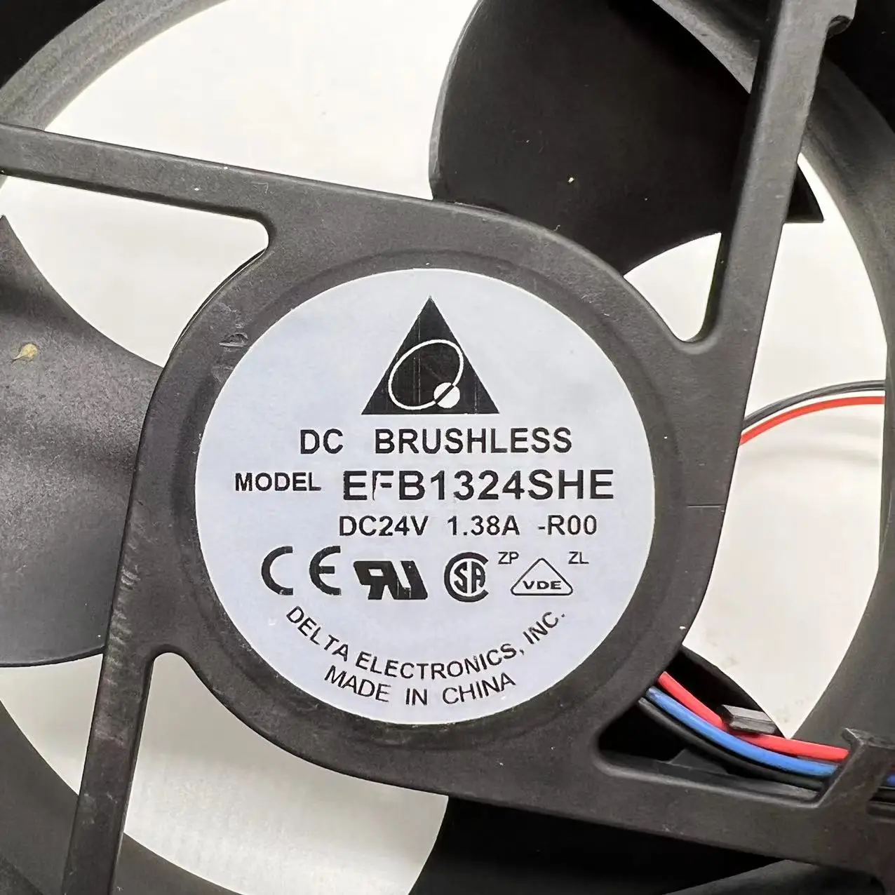 

Вентилятор охлаждения сервера Delta Electronics EFB1324SHE R00, 24В 1.38А, 3-проводной, 127x127x38мм, для электроники