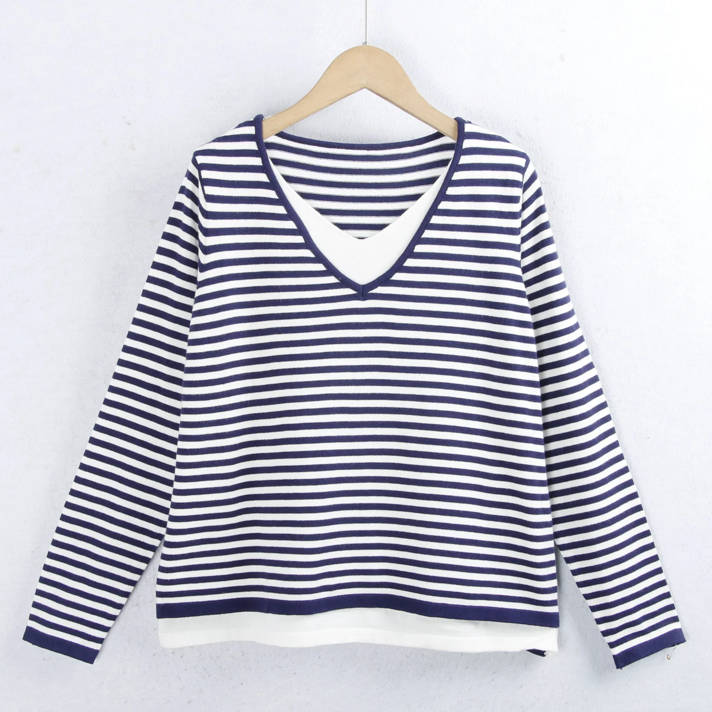 

Women's V-Ne Stripe Knit Sweater Slimming Inner Wear Color Blo Autumn Winter Faion Casual Comfortable Soft Material