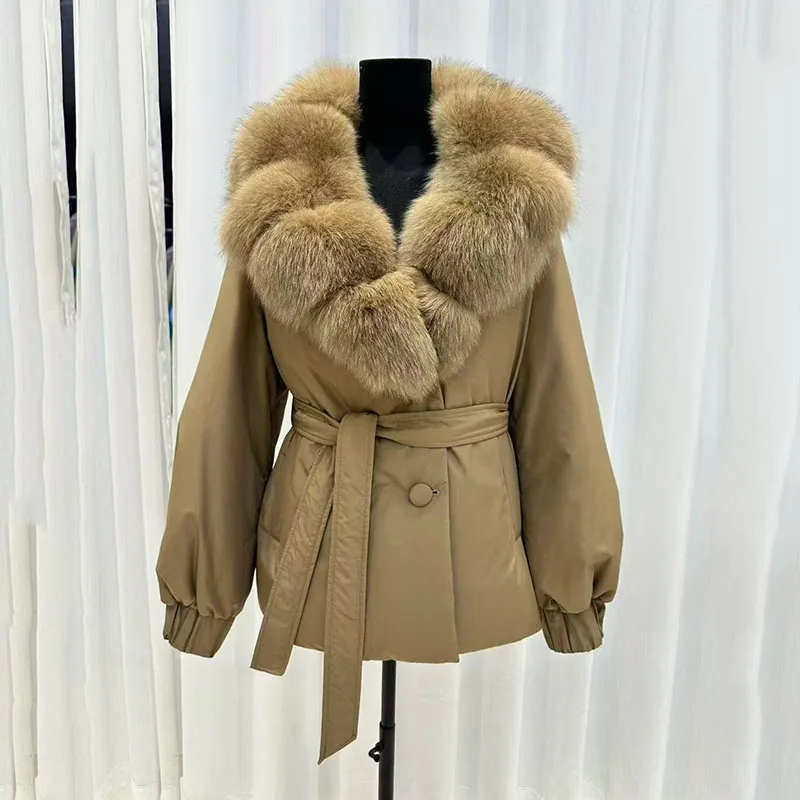سترة شتوية جديدة لعام 2025 بياقة كبيرة من فرو الثعلب للنساء، معطف سميك عصري قصير برباط على الخصر