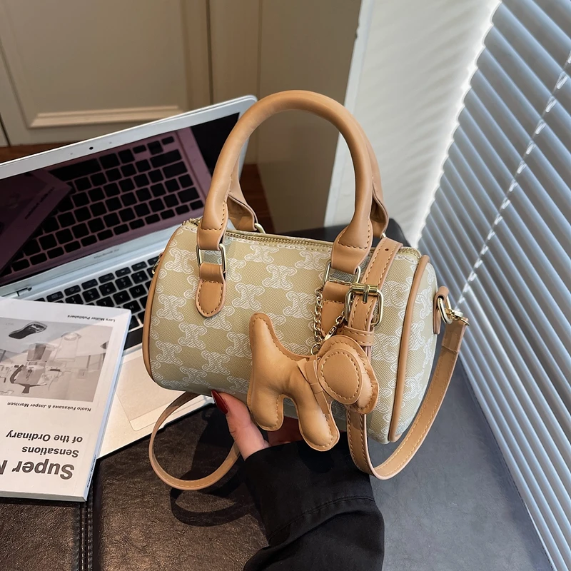 Tas Selempang Wanita Terbuat dari Kulit Berkualitas Menampilkan Gaya Modern Harian untuk Komuter yang Trendi dan Mewah ​