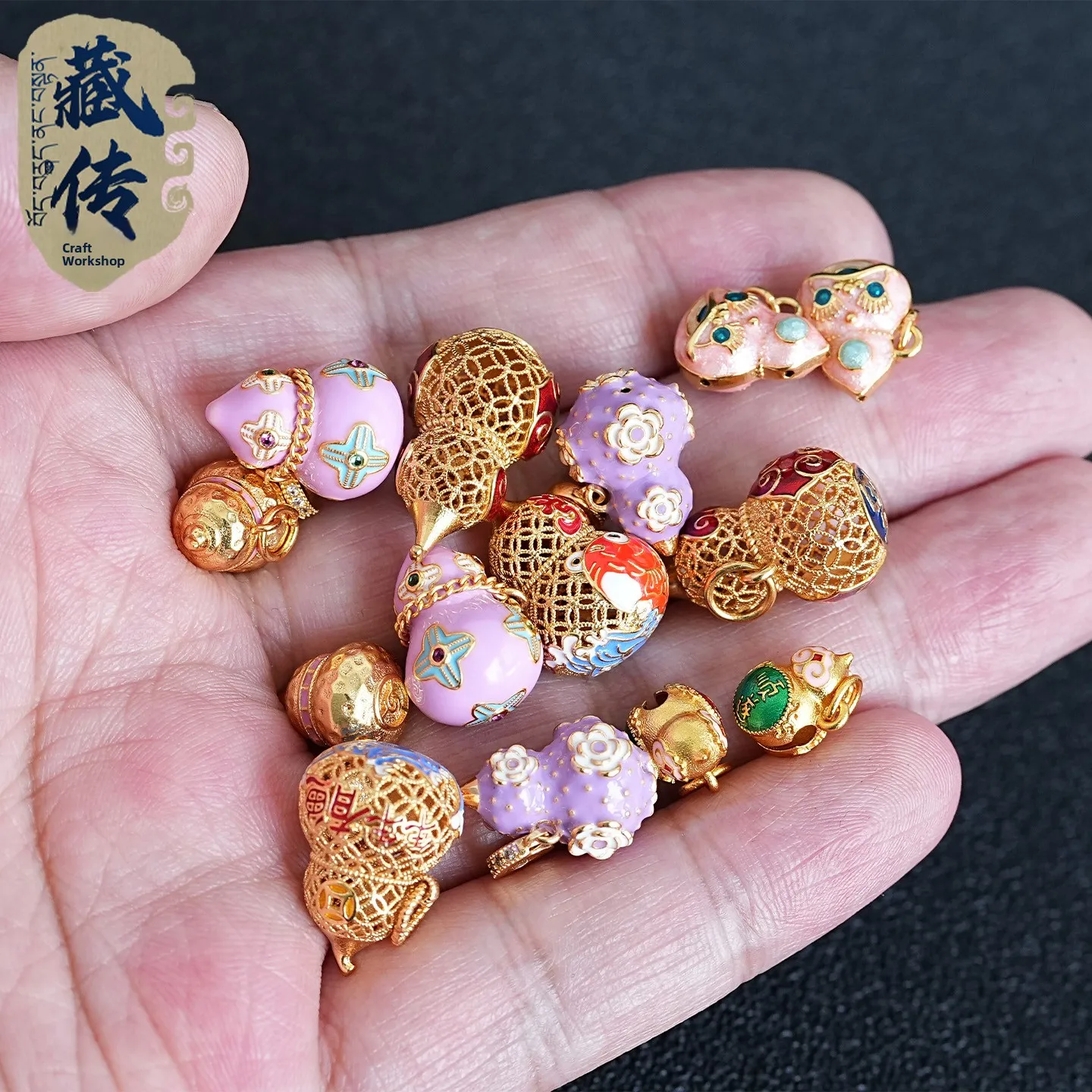 pingente-de-sino-tibetano-banhado-a-ouro-18k-com-esmalte-azul-em-formato-de-cabaca-vazada-feito-a-mao-acessorio-para-pulsei