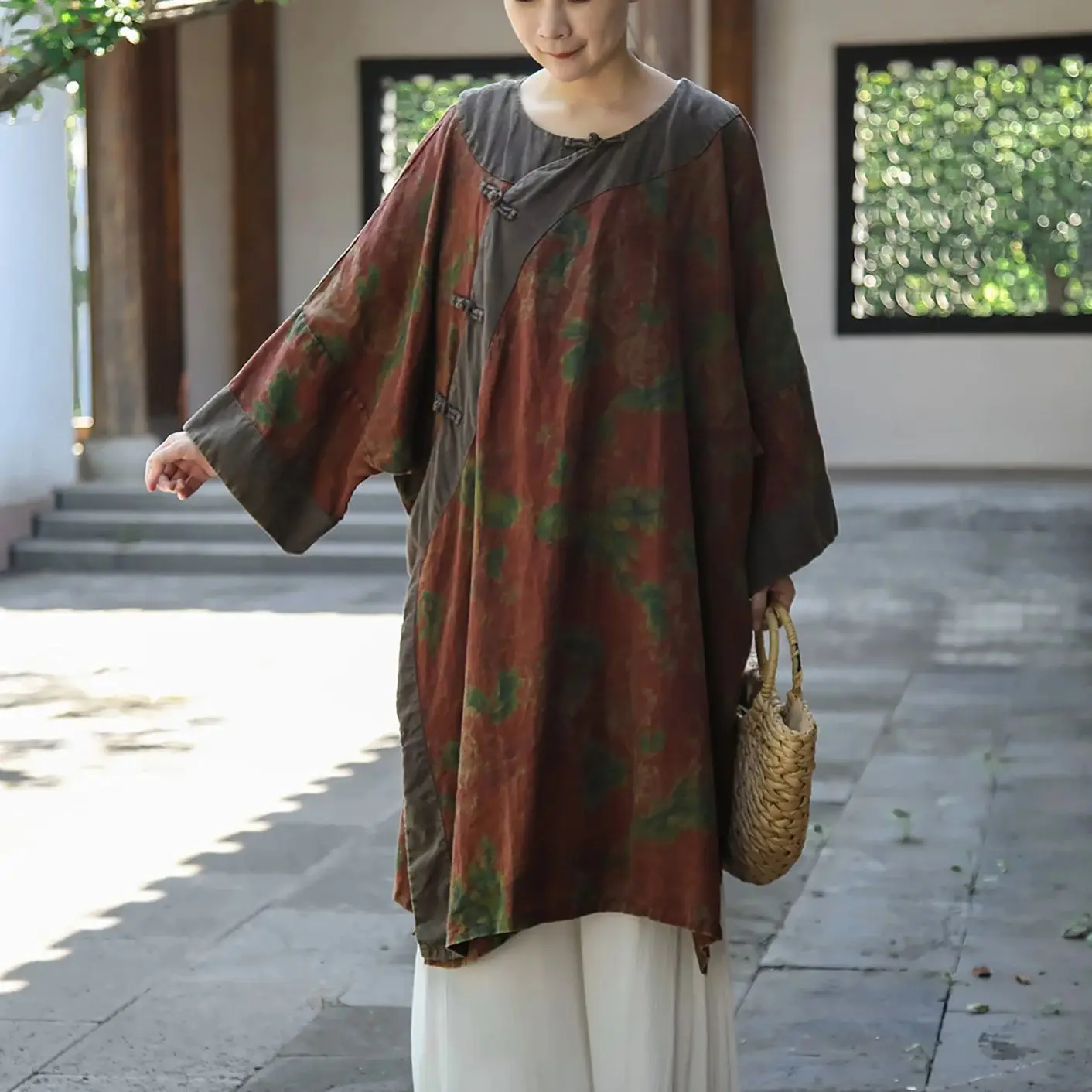 

LZJN Women's Early Autumn Retro Print Blouse with New Chinese Style Color-Blocked Mid-Length Plus-Size Zen-Inspired Coat