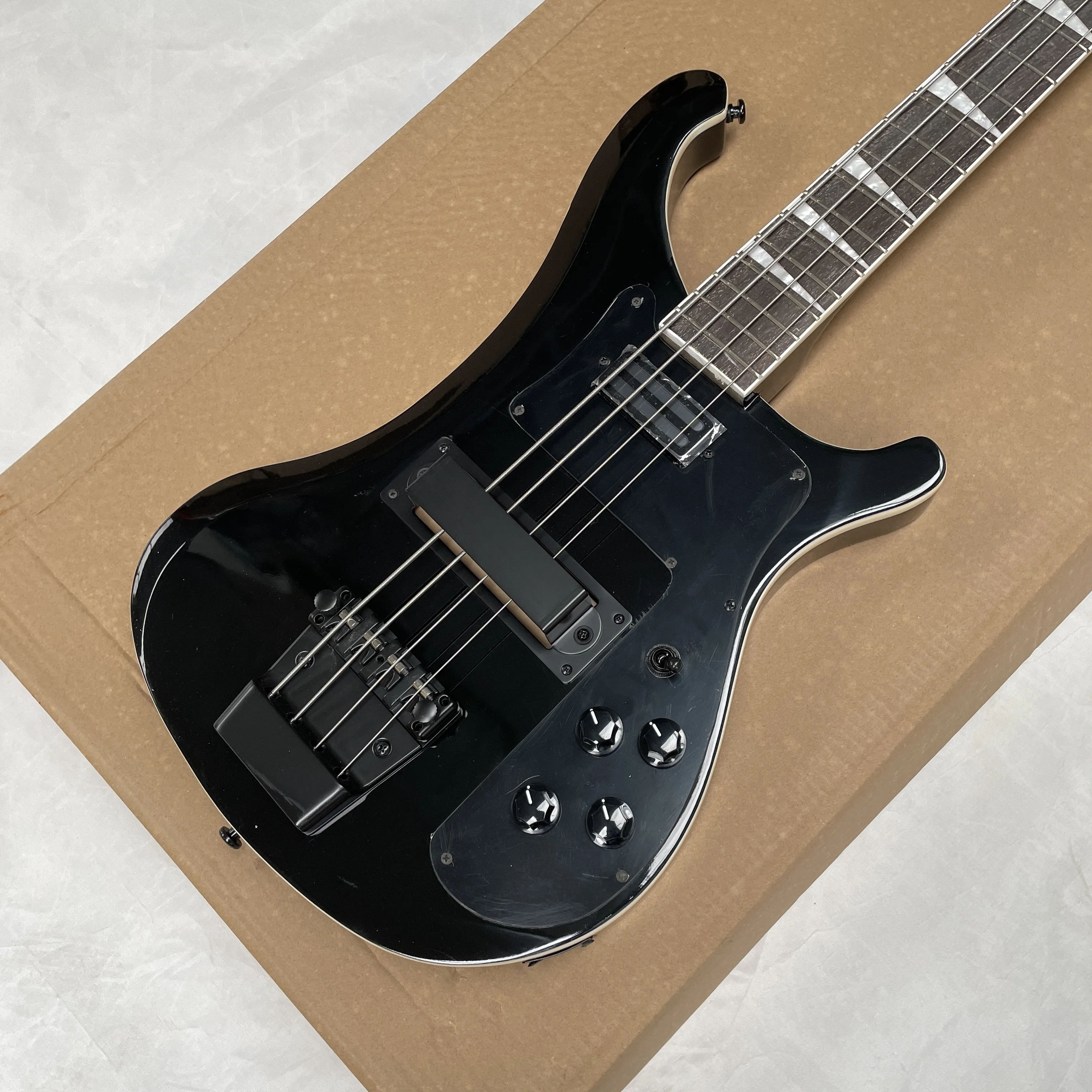 

4-string black electric bass guitar with closed pickup for strong bass grain guitars, suitable for stage performance guitarra.