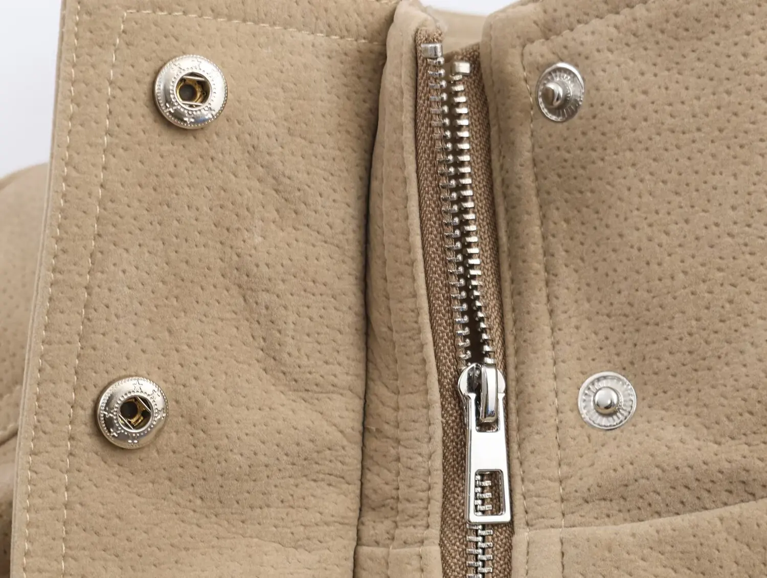 เสื้อแจ็คเก็ตหนังผู้หญิงสไตล์ยุโรปและอเมริกา ดีไซน์แฟชั่นอเนกประสงค์ ผิวสัมผัสแบบหนังกลับ ปี 2025