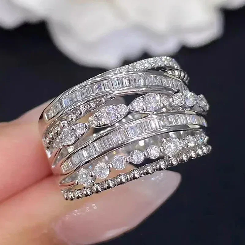 Huitan Mehrschichtige breite Ringe für Frauen, bezaubernde Mode, exquisite Finger-Accessoires, schillernder kubischer Zirkon-Schmuck für Hochzeit
