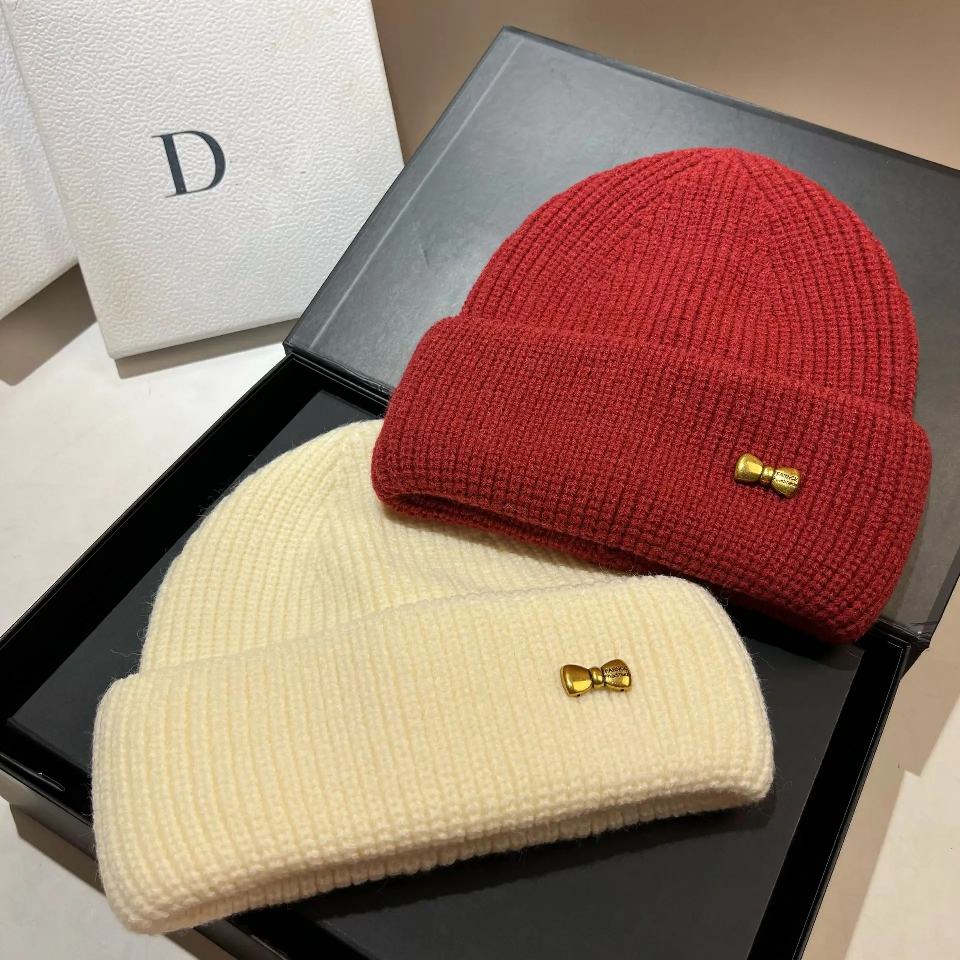 Luxury Brand Metal Logo Winter Women Warm Wool Knitted Hat Thicken Outdoor Sport Skiing Skullies Beanies Caps