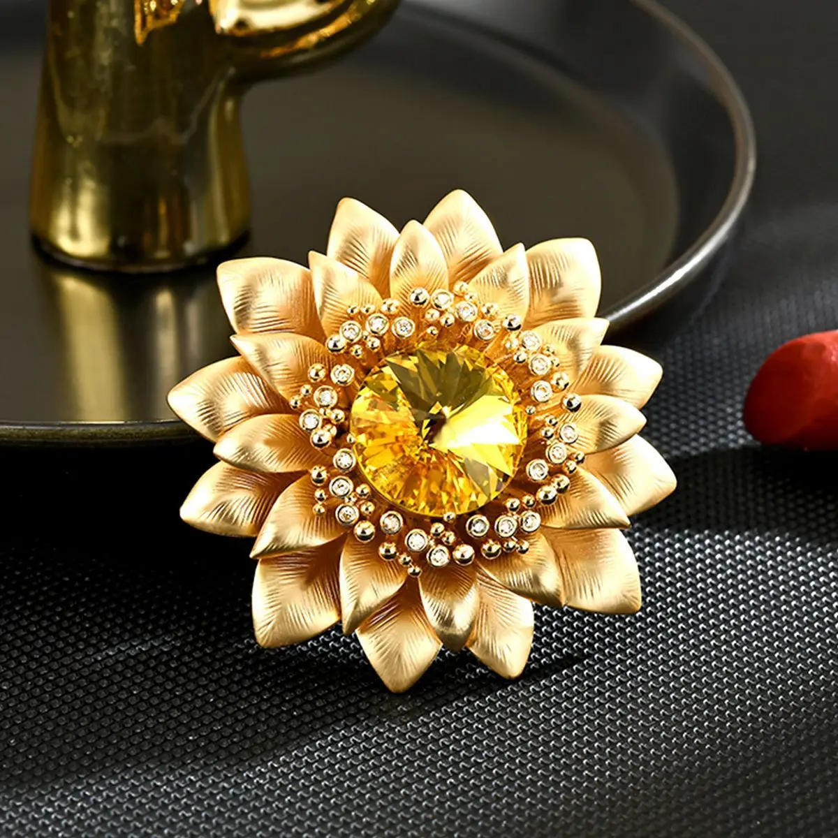

Crystal Sunflower Brooch Queen Gold Flower Elegant Lapel Pin Luxury Accessory Gift