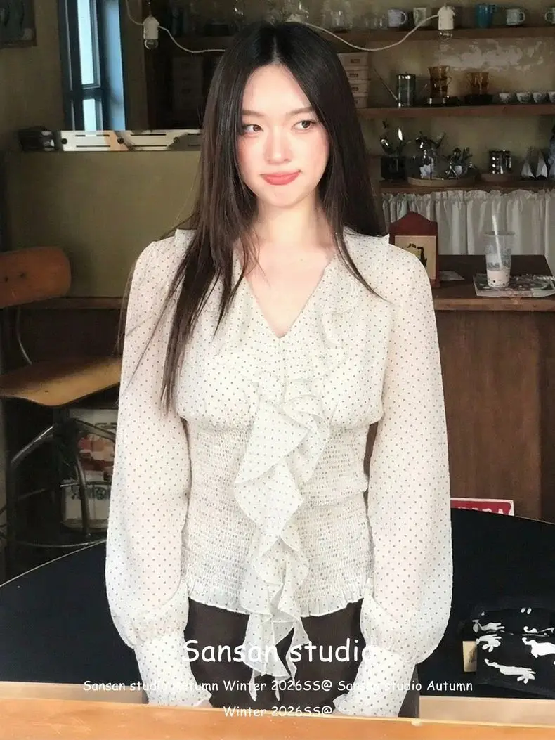 

Классическая элегантная бежевая блузка из шифона в горошек | Декоративный воротник с V-образным вырезом, длинные пышные рукава, присборенная талия. | Женственный стиль для офиса и повседневной носки