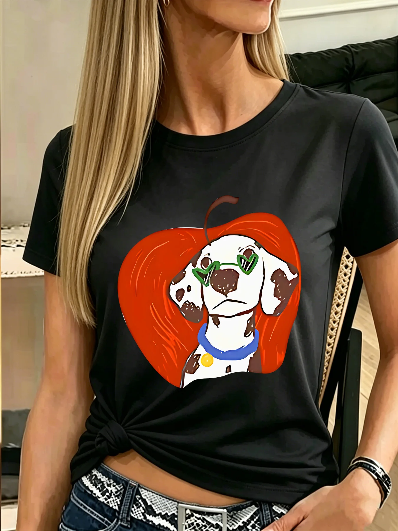 Camiseta de manga corta para mujer con estampado artístico de un adorable perro dálmata, un corazón y unas gafas de sol de color verde manzana. Camiseta informal de cuello redondo para mujer.