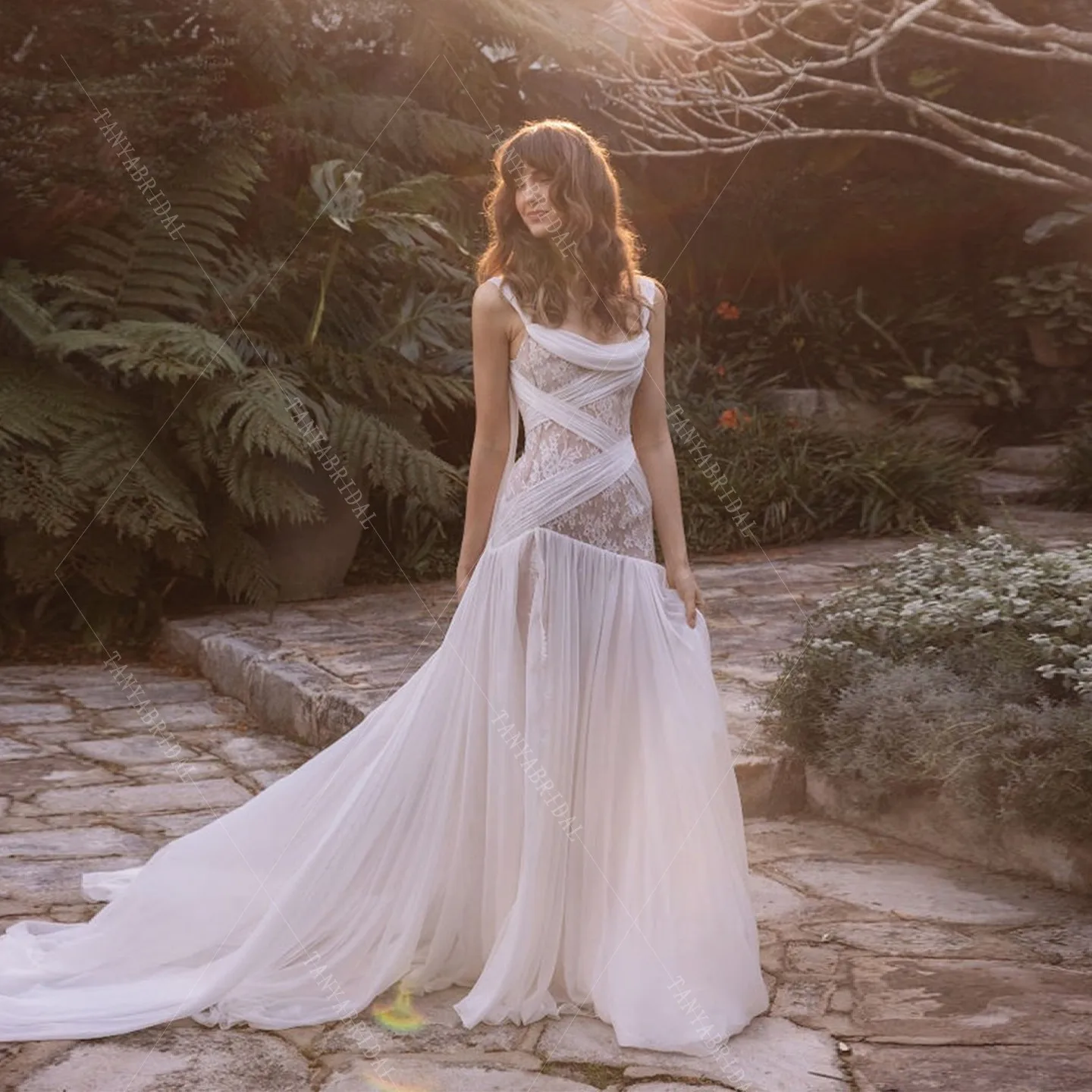 Abito da sposa romantico in pizzo e chiffon Abito da sposa sexy con spacco laterale alto senza maniche Abito da sposa alla moda con strascico a linea