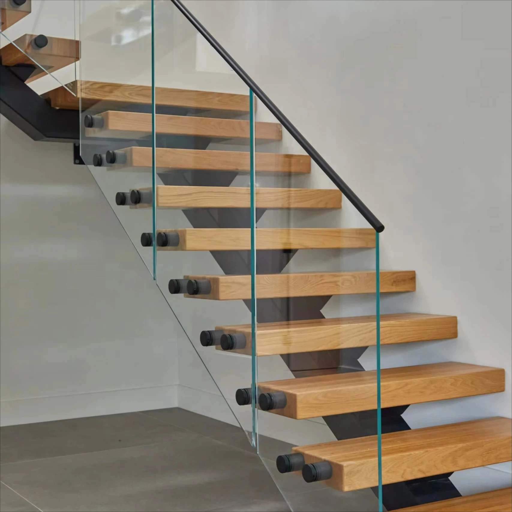 Modern Floating Staircase Design with Indoor Wooden Tread