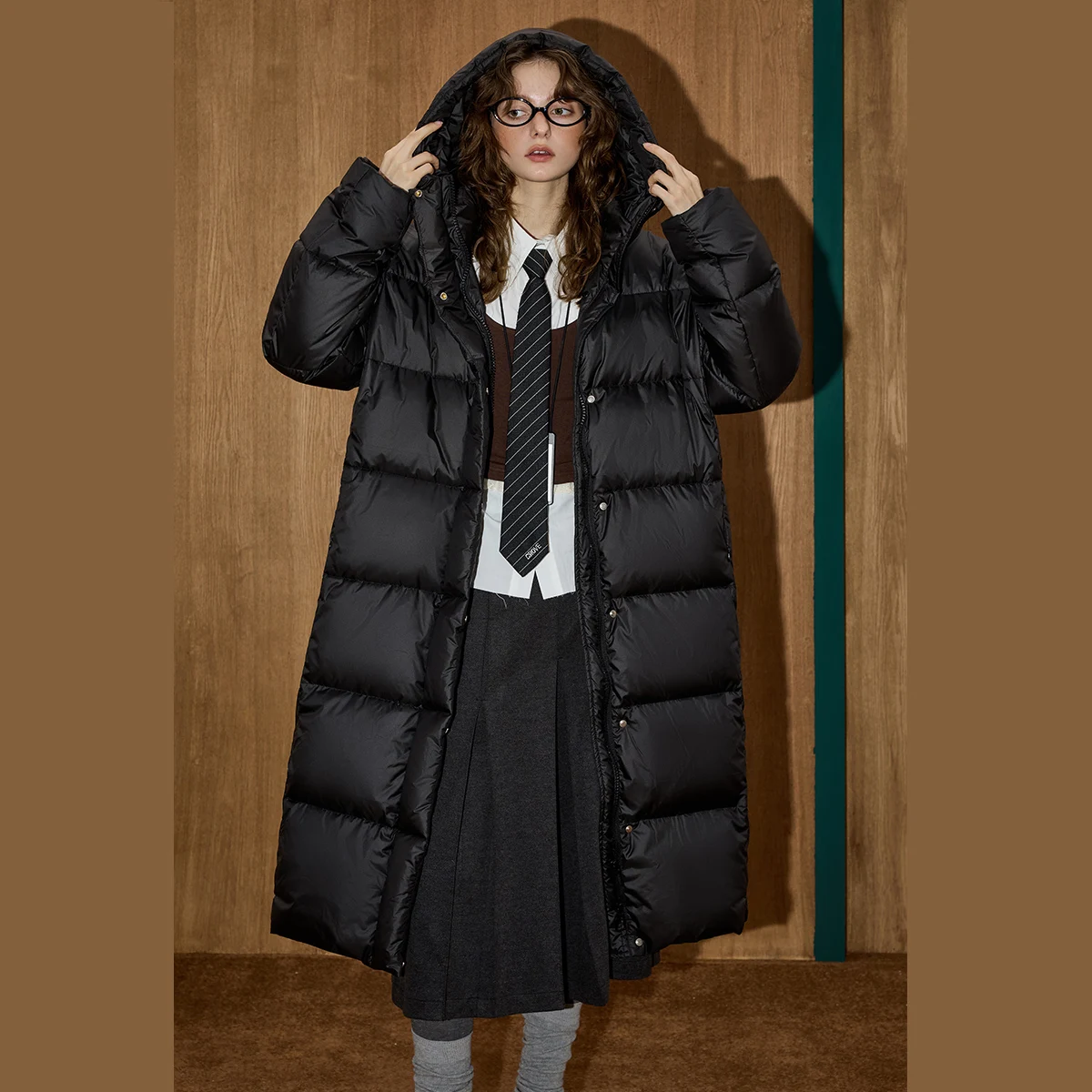 

2025 Winter Women's 90% Down Long Coat Slim Fit Knee Length Parka Thickened Thermal Puffer Minimalist Silhouette Warm Jacket