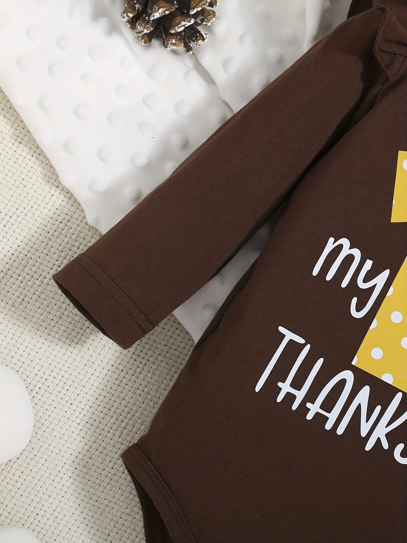 Baby-Thanksgiving-Dreiteiler-Set: Dunkelbraun-schwarzer Langarm-Body mit orangefarbener gepunkteter Schleifenhose und passendem gepunktetem Hut. – Detail 4
