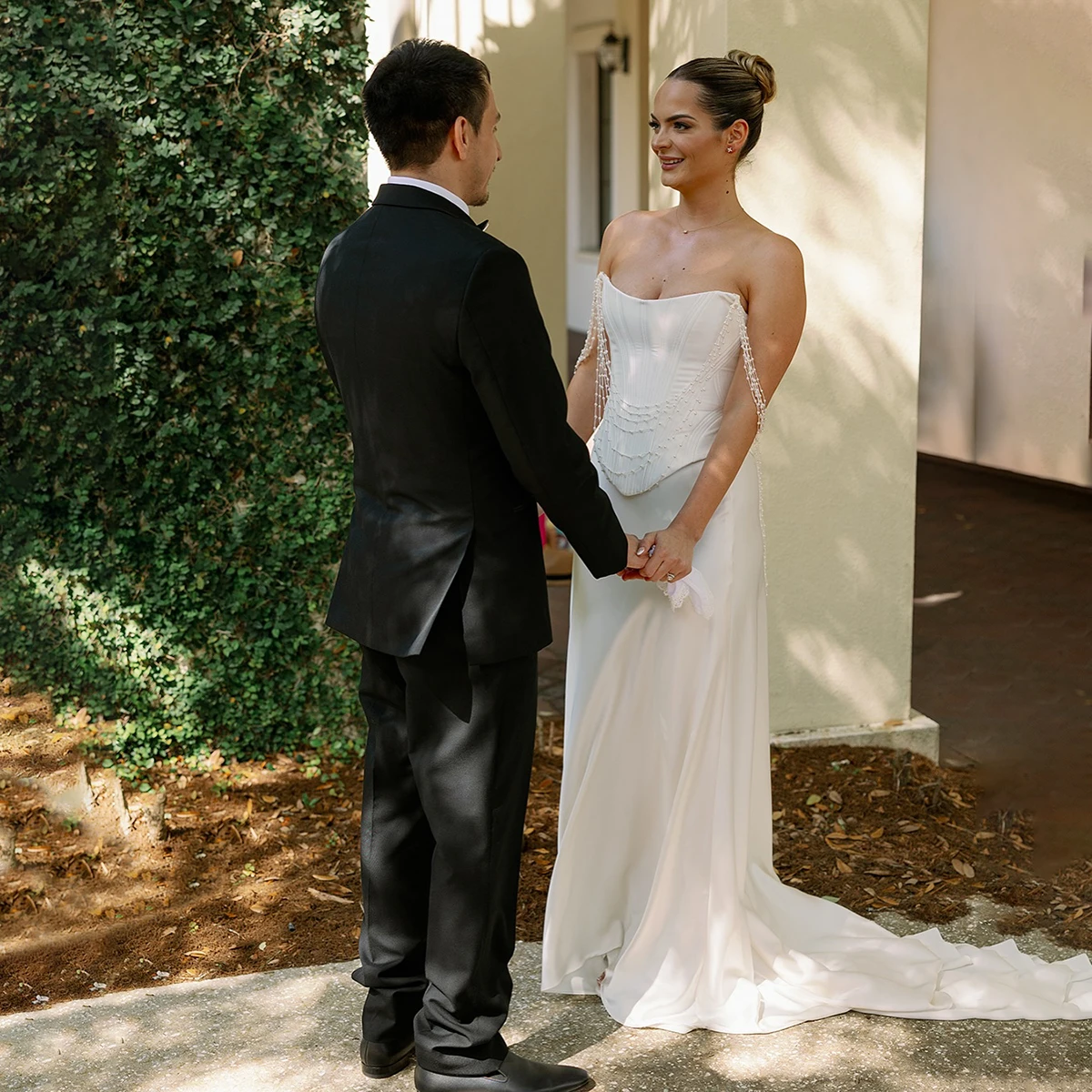 コルセット骨太トップパールチェーンオフショルダースリーブブライダルドレスコラムサテンスカートグロメット閉鎖カスタマイズされたウェディングドレス