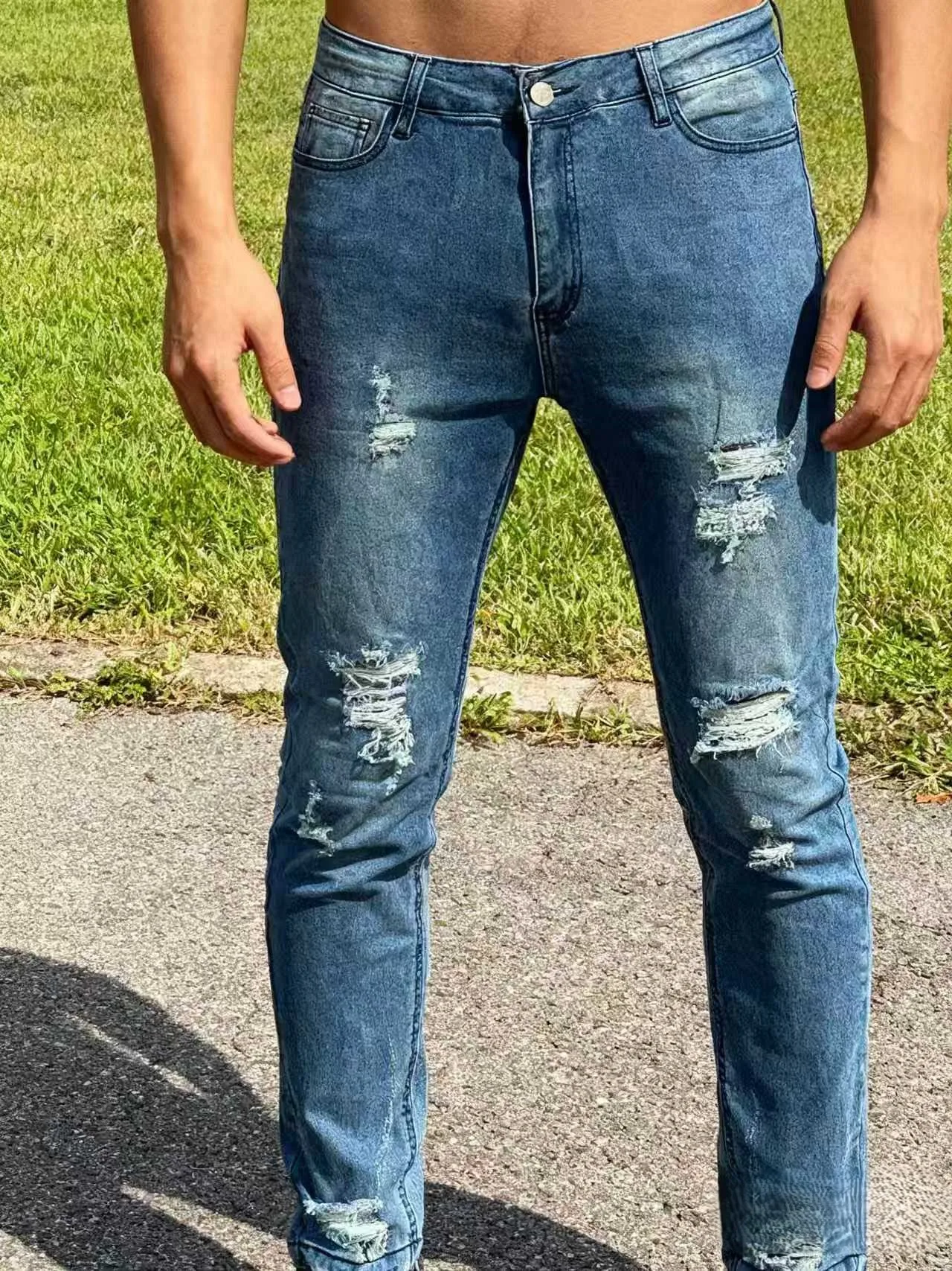 جينز دينم متعثر للرجال | بنطال مدبب نحيف باللون الأزرق الفاتح | تفاصيل ممزقة على الركبتين والفخذين، لمسة نهائية من الحافة الخام #6