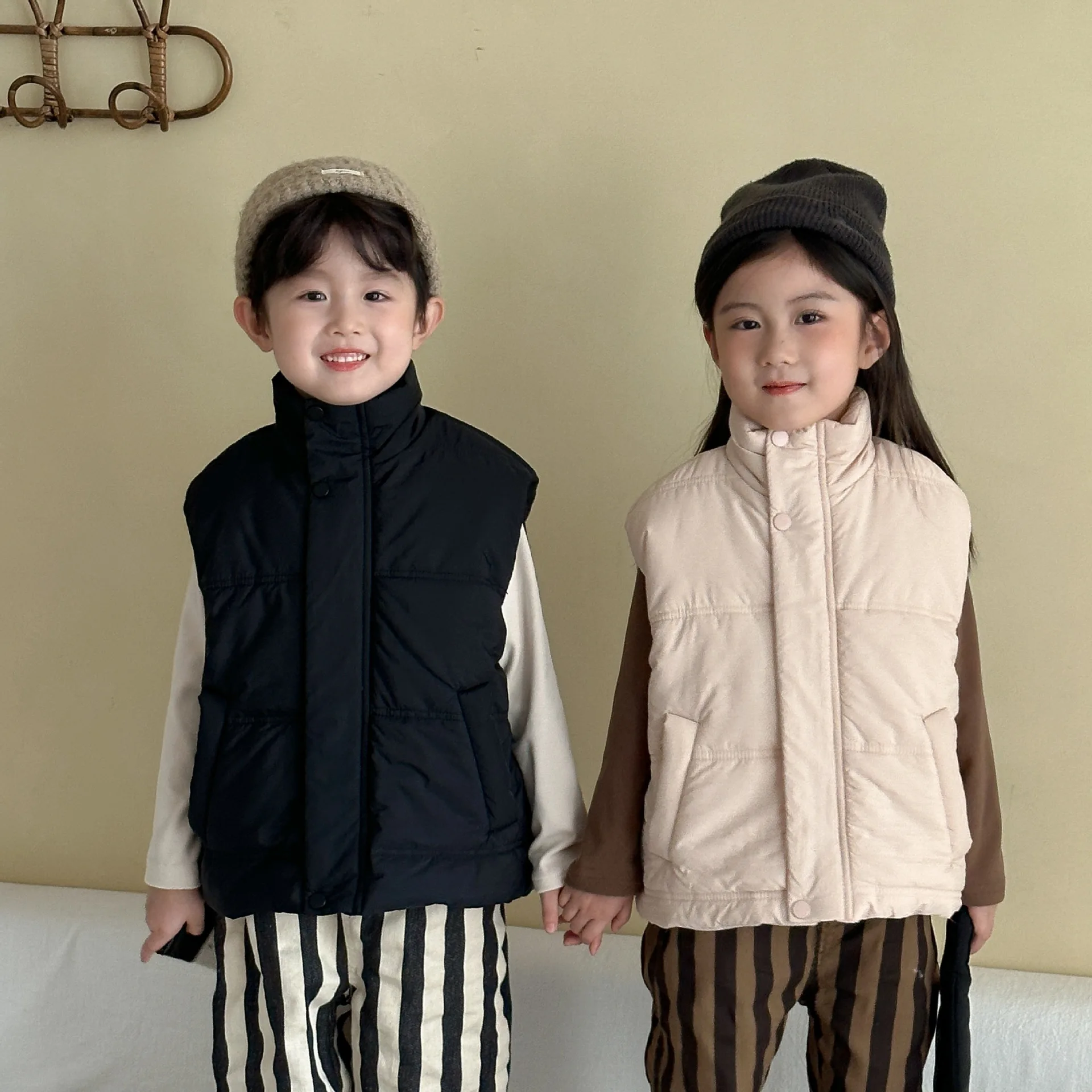 

2025 зимний новый детский теплый жилет без рукавов, бархатная толстая стеганая куртка для мальчиков, модный однотонный стеганый жилет для девочек, детская одежда